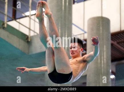 Leon Baker nimmt am zweiten Tag des British National Diving Cup im Royal Commonwealth Pool in Edinburgh am Vorwettbewerb der Men's 3m Teil. Foto: Freitag, 3. Februar 2023. Stockfoto