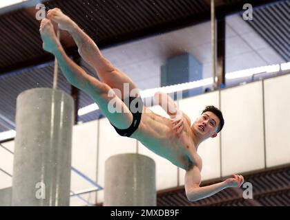 Leon Baker nimmt am zweiten Tag des British National Diving Cup im Royal Commonwealth Pool in Edinburgh am Vorwettbewerb der Men's 3m Teil. Foto: Freitag, 3. Februar 2023. Stockfoto