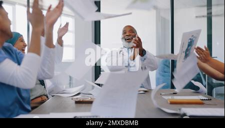 High Five, Applaus und Ärzte geben Papier, um Ziele, Ziele oder Erfolge zu feiern. Besprechungen, Teamarbeit und eine Gruppe von Menschen oder Schwestern werfen Stockfoto