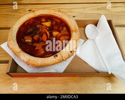 Nahaufnahme einer ungarischen Gulaschsuppe mit Fleisch und Gemüse, gewürzt mit Paprika Stockfoto