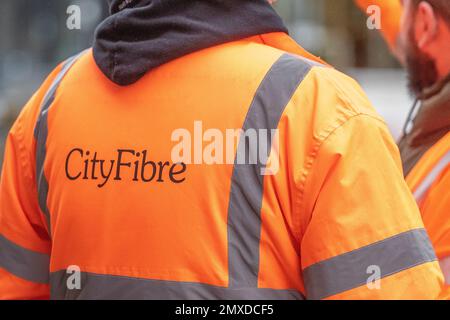 Preston, Lancashire. Geschäft in Großbritannien. 3 Februar 2023 Integro CityFibre Team führt eine Unternehmensumfrage in Preston durch. Full Fibre hat ein Ziel von 8 Millionen Wohnungen bis 2025. 285 Städte und Dörfer werden von einer Reihe von Internetdienstanbietern Zugang zum schnellsten und zuverlässigsten Breitband des Vereinigten Königreichs haben. Entegro Network Ingenuity ist führend in der Telekommunikationstechnologie und entwickelt und implementiert Gigabit-Netzwerke für zukünftige Generationen. Kredit; MediaWorlImages/AlamyLiveNews Stockfoto