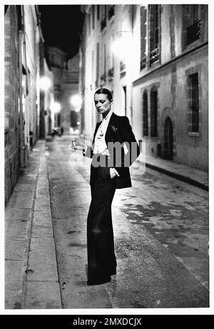 Rue Aubriot, Yves Saint Laurent, French Vogue, Paris. Museum: © Helmut Newton Foundation. Stockfoto