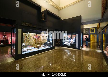 Ein Teil der Sammlung von goldenen Textilbademänteln und porzellan, Porzellangeschirr, Tellern. Im Kunstmuseum, Museo e Real Bosco di Capodimonte, in Neapel, Ita Stockfoto