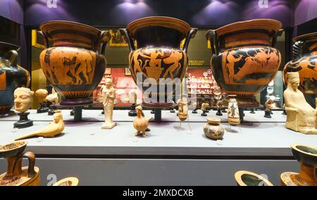 Eine Sammlung von alten griechischen Lehmvasen und Objekten aus Griechenland. Im Kunstmuseum, Museo e Real Bosco di Capodimonte, in Neapel, Italien. Stockfoto