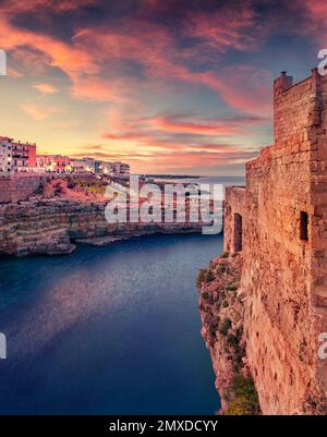 Сharm der antiken Städte Europas. Fantastisches Stadtbild im Frühling von Polignano a Mare, Apulien, Italien, Europa. Atemberaubende abendliche Meereslandschaft Stockfoto