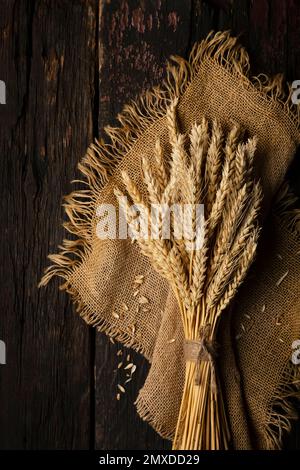 Brotohren auf einem Holztisch, rustikaler Stil Stockfoto