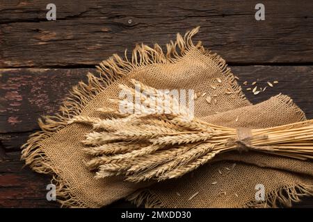 Brotohren auf einem Holztisch, rustikaler Stil Stockfoto