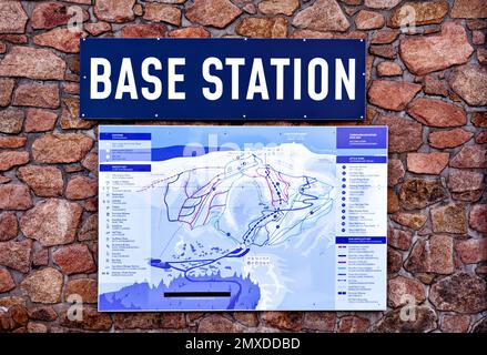 Cairngorm Mountain Aviemore Base Station Gebäude und Karte der Runs Lifte und Schleppen Stockfoto