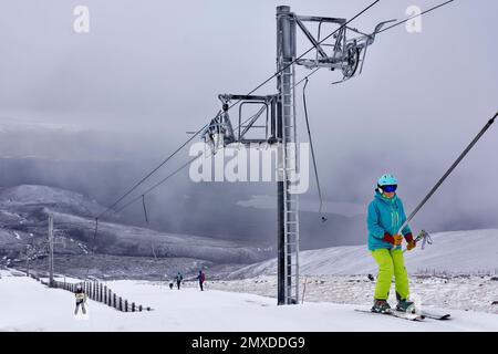 Cairngorm Mountain Aviemore Top Station Skipisten zwei Skifahrer und zwei Wanderer auf oder in der Nähe der M1 poma Stockfoto