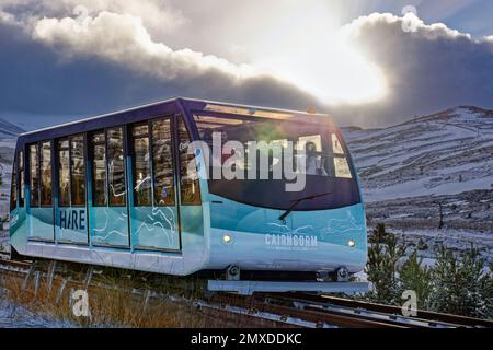 Cairngorm Mountain Standseilbahn Aviemore Train Hare nähert sich der Basisstation im Winter Stockfoto