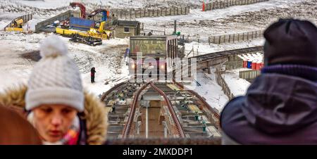 Cairngorm Mountain Railway Aviemore die beiden Züge nähern sich im Winter der Seilbahn Stockfoto