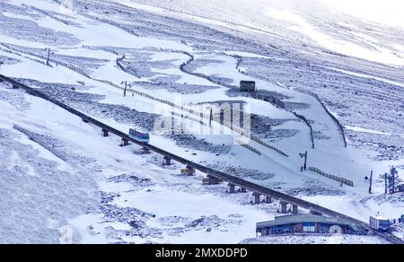 Cairngorm Mountain Railway Aviemore die beiden Züge nähern sich im Winter der Mid Station Stockfoto