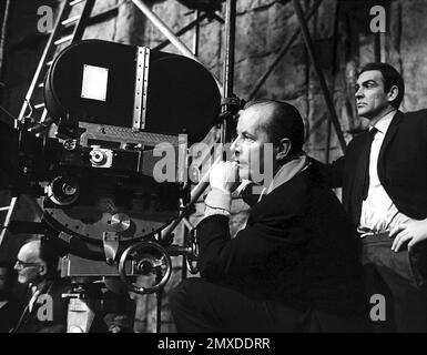 Terence Young (1915-1994) und Sean Connery am Set von Thunderball. Museum: PRIVATE SAMMLUNG. Autor: ANONYM. Stockfoto