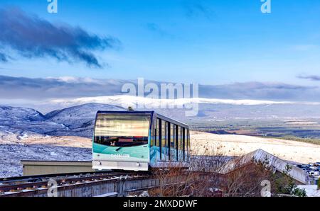 Cairngorm Mountain Railway Aviemore Train Hare nähert sich im Winter der Basisstation Stockfoto