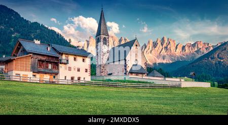 Abendlicher Panoramablick auf die katholische Kirche Santa Maddalena. Wunderschöne Sommerszene im Funes-Tal. Wundervolle Landschaft von St. Das Magdalena-Dorf in Nati Stockfoto