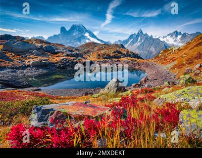 Wunderschöne Herbstlandschaft. Unglaublicher Herbstblick auf Cheserys See/Lac De Cheserys, Lage in Chamonix. Atemberaubende Outdoor-Szene von Vallon de Berard Nat Stockfoto