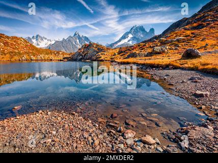 Wunderschöne Herbstlandschaft. Bezaubernder Blick am Morgen auf Chesery Lake/Lac De Cheserys, Lage in Chamonix. Atemberaubende Naturlandschaft von Vallon de Berard Stockfoto