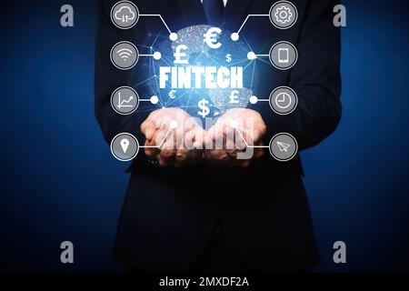 FinTech-Konzept. Ein Mann, der Weltkugel und andere Ikonen demonstriert, Nahaufnahme Stockfoto