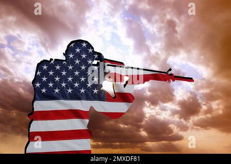 Silhouette eines Soldaten mit Sturmgewehr aus US-Flagge im Freien. Militärdienst Stockfoto