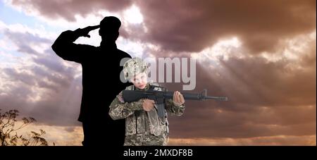 Soldaten in Uniformen im Freien, Bannerdesign. Militärdienst Stockfoto
