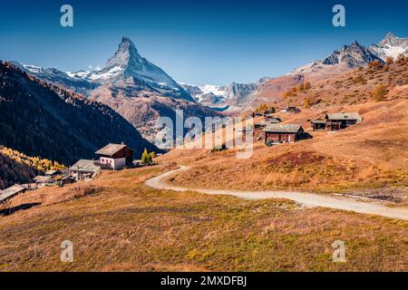 Wunderschöne Herbstlandschaft. Herrlicher Blick am Morgen auf Zermatt mit dem Matterhorn-Gipfel im Hintergrund. Herrliche Herbstszene der Schweizer Alpen, Schweiz, Stockfoto