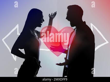 Doppelbelichtung mit Silhouetten von streitenden Paaren und rotem Herzen. Beziehungsprobleme Stockfoto