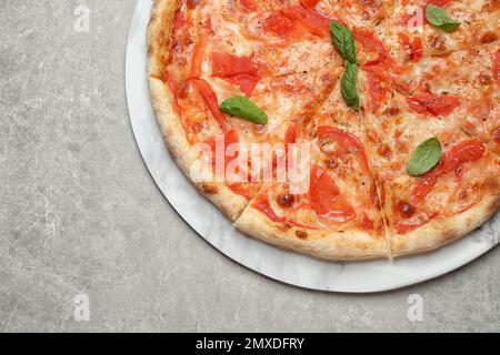 Köstliche Pizza Margherita auf hellgrauem Tisch, Blick von oben Stockfoto