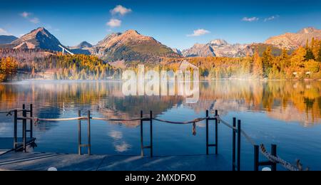 Wunderschöne Herbstlandschaft. Majestätischer Herbstblick auf den Strbske Pleso See. Spektakuläre Morgenszene des Nationalparks High Tatra, Slowakei, Europa. Schönheit Stockfoto