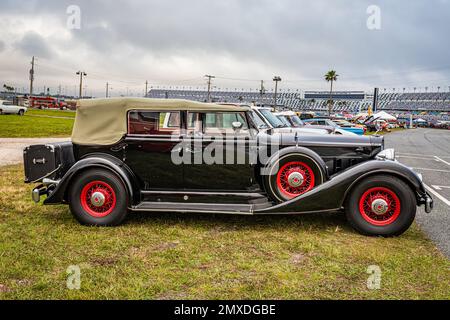 Daytona Beach, FL - 26. November 2022: Aus der Perspektive eines 1934 Packard Super Eight Cabriolet Sedan auf einer lokalen Automesse. Stockfoto