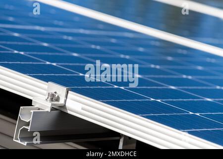 Nahaufnahme des Solarmoduls mit Schwerpunkt auf der Schienenhalterung auf einem Hausdach in Australien. Stockfoto