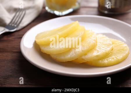 Leckere Ananasscheiben aus der Dose auf einem Holztisch, Nahaufnahme Stockfoto