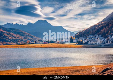 Wunderschöne Herbstlandschaft. Fantastischer abendlicher Blick auf den Silvaplana See. Malerische Herbststadt Sils im Engadin, Schweiz, Europa. Reisen Stockfoto