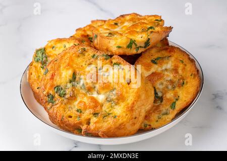 Türkisches Eierbrot. Es heißt "Yumurtali Ekmek" auf Türkisch. Französischer Toast. Türkisches und arabisches traditionelles Frühstück, gebackenes oder gebratenes Eierbrot. Ei br Stockfoto