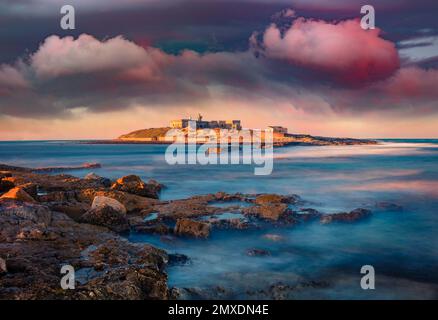 Dramatische Meereslandschaft. Ruhiger Frühlingsblick auf den südlichsten Punkt von Sizilien mit Correnti Island vor dem Sturm, Italien, Europa. Fantastischer Sonnenaufgang auf M Stockfoto