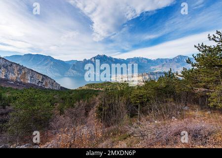 Gardasee mit Alpen, Dolomiten und Sarca-Tal, Blick von den Bergen des Monte Baldo. Torbole und Riva del Garda, Trentino, Italien, Europa Stockfoto