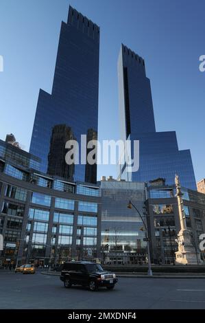 Time Warner Center, Kunststück. Zwei moderne Wolkenkratzer mit Glas- und Stahlfassaden stehen als prominenter, luxuriöser Komplex mit gemischter Nutzung am Columbus Circle Stockfoto