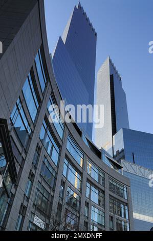 Time Warner Center, Kunststück. Zwei moderne Wolkenkratzer mit Glas- und Stahlfassaden stehen als prominenter, luxuriöser Komplex mit gemischter Nutzung am Columbus Circle Stockfoto