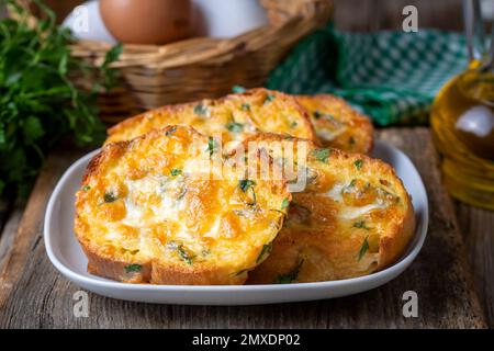 Türkisches Eierbrot. Es heißt "Yumurtali Ekmek" auf Türkisch. Französischer Toast. Türkisches und arabisches traditionelles Frühstück, gebackenes oder gebratenes Eierbrot. Ei br Stockfoto