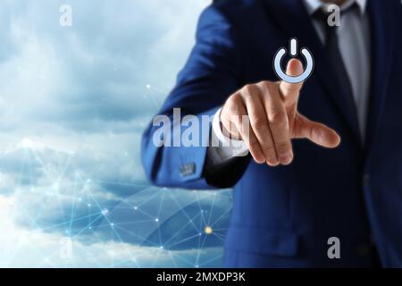 Mann, der den ein-/Ausschalter auf dem virtuellen Bildschirm drückt, Nahaufnahme Stockfoto