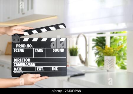 Assistent hält Klapptafel am Drehort, Nahaufnahme. Kinoproduktion Stockfoto