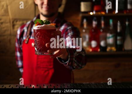 Der Barkeeper bereitet frische alkoholische Cocktails in der Bar zu. Platz für Text Stockfoto