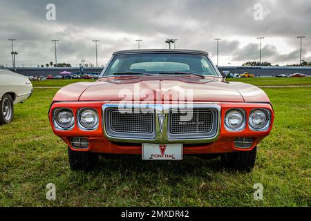 Daytona Beach, FL - 26. November 2022: Niedrige Perspektive von einem Pontiac Firebird Cabriolet aus dem Jahr 1969 auf einer lokalen Automesse. Stockfoto