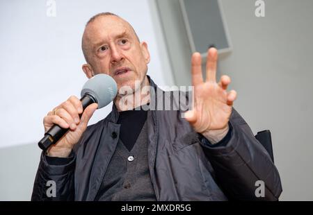 Karlsruhe, Deutschland. 03. Februar 2023. Der Choreograf William Forsythe spricht auf einer Pressekonferenz im Karlsruhe Center for Art and Media (ZKM) über seine Arbeit. Forsythe hat sein Archiv dem ZKM Media Art Center gegeben. Das Zentrum wird die Sammlung audiovisueller Medien und Dokumente des Künstlers aus rund 50 Jahren auf lange Sicht erhalten und zugänglich machen. Kredit: Christoph Schmidt/dpa/Alamy Live News Stockfoto