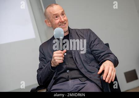 Karlsruhe, Deutschland. 03. Februar 2023. Der Choreograf William Forsythe spricht auf einer Pressekonferenz im Karlsruhe Center for Art and Media (ZKM) über seine Arbeit. Forsythe hat sein Archiv dem ZKM Media Art Center gegeben. Das Zentrum wird die Sammlung audiovisueller Medien und Dokumente des Künstlers aus rund 50 Jahren auf lange Sicht erhalten und zugänglich machen. Kredit: Christoph Schmidt/dpa/Alamy Live News Stockfoto