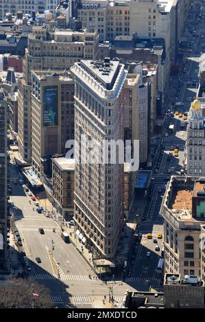 Das Flatiron Building, ein dreieckiger Wolkenkratzer in New York, steht an der Kreuzung von Broadway und Fifth Avenue und zeigt Beaux-Arts-Architektur Stockfoto