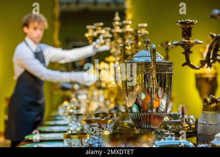 London, Großbritannien. 3. Februar 2023 Candelabras und Dinner-Services - Eine Vorschau auf eine opulente Ästhetik: Eine wichtige private Sammlung aus einem englischen Landhaus im Christies, die am 9. Februar versteigert wird. Der Verkauf umfasst 266 Lose, darunter 19.century und Gemälde des alten Meisters, feine Möbel, Uhren, Porzellan, Silber, Dezente Möbel und Beleuchtung. Einige Werke stammen aus den Sammlungen von Alberto Bruni Tedeschi, den Lords Hesketh in Easton Neston und der Familie Sackville in Knole. Schätzungen reichen von € £600 bis € 600.000. Die kostenlose öffentliche Ausstellung im Vorverkauf wird im Christie's zu sehen sein Stockfoto