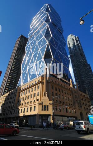 Das berühmte New York City Wolkenkratzer mit einer markanten, diamantbesetzten Glasfassade, umgeben von älteren Gebäuden und einer lebhaften Stadtstraße darunter. Stockfoto