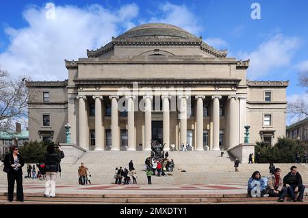 Die Low Memorial Library an der Columbia University in New York City ist eine neoklassizistische Ikone, deren große Säulen und Kuppel akademische Exzellenz symbolisieren. Stockfoto