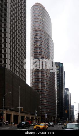 Phillip Johnsons Lipstick Building: Moderne Eleganz in rosa Tönen, eine verspielte Ikone in der Skyline von New York City. Stockfoto