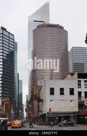 Phillip Johnsons Lipstick Building: Moderne Eleganz in rosa Tönen, eine verspielte Ikone in der Skyline von New York City. Stockfoto